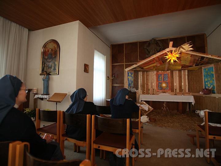 2011.01.15_13.20.05.jpg - Trinitarierschwestern bei der Anbetung in ihrer Kapelle.  Sie sind Gastgeber der Gemeinschaft und der Familiennachmittage.