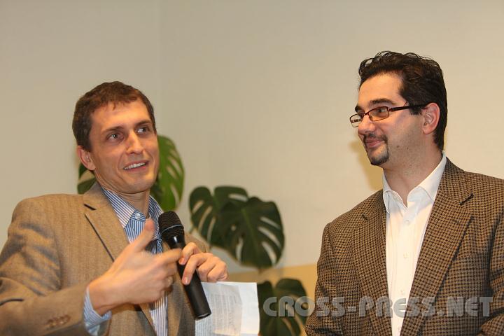 2011.01.15_16.01.38.jpg - Robert Schmalzbauer begrüßt "special guest" Petar Kresimir Hodzic, den Leiter des Diözesanbüros für Familien in Zagreb.