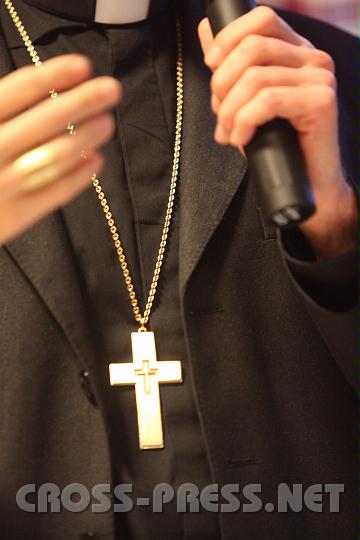 2011.01.15_16.26.33.jpg - So wie alle Bischöfe und Äbte hat WB Turnovszky auch ein "schweres Kreuz" zu tragen. ;)