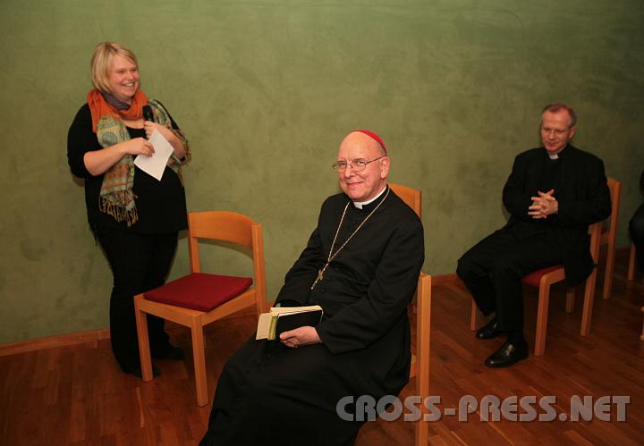 2011.02.19_19.28.45_01.jpg - Leiterin Martina Heigl begrüßt Bischof Küng.