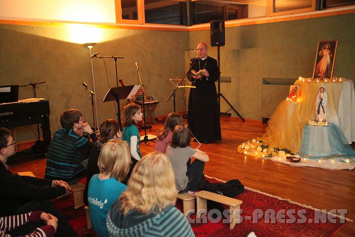 2011.02.19_20.08.53.jpg - Die Lorettos, mt Jugendlichen und Kindern in den ersten Reihen, hören den Bischof Küng aufmerksam zu.