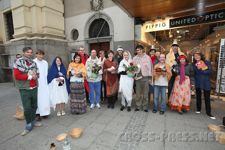 2011.03.19_14.58.02.jpg - Workshop "We take it to the streets" auf der Landstrasse vor der Karmelitenkirche.  Die Aufführung "Hochzeit von Kana" wurde von den Passanten gut aufgenommen.