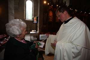Feierliche Benediktion des Abtes Maximilian Heim Auch P.Johannes Paul zeigt den G�sten ihre Pl�tze.