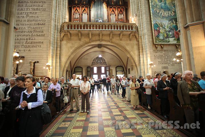 2011.06.03_19.08.28.jpg - Obwohl es nur ein Wochentag ist, ist der große Dom voll.  Die Menschen bereiten sich durch die hl.Messe auf den Papst vor.