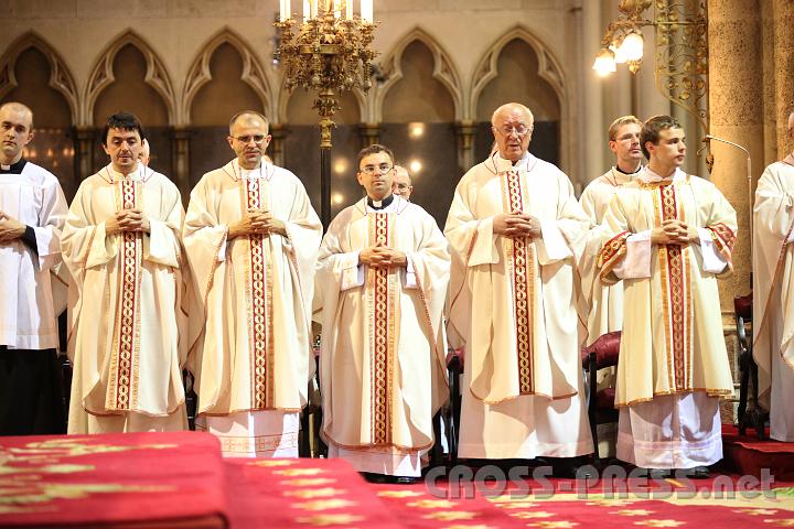2011.06.03_19.11.01.jpg - Zwölf Priester feierten die hl.Messe.