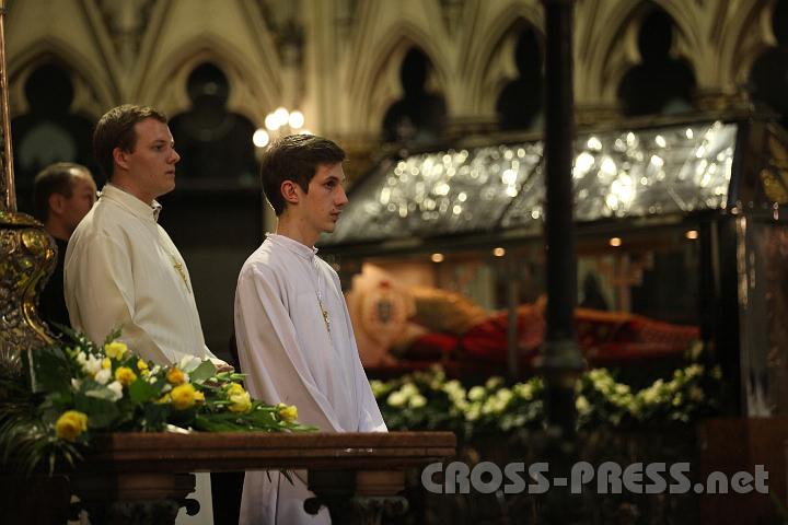 2011.06.03_19.11.41.jpg - Ministranten vor dem Grab des seeligen Kardinals Stepinac.
