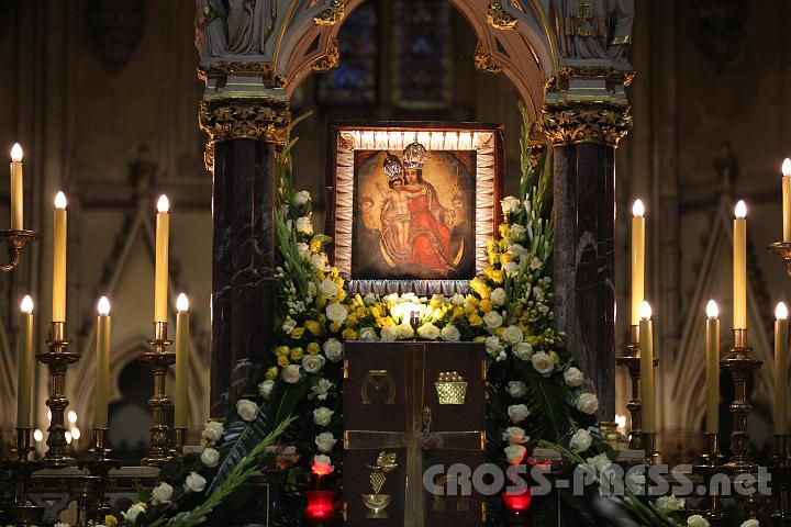 2011.06.03_20.12.24.jpg - Das Bild der Mutter Gottes vom "Steineren Tor" ist ein Geschenk für den Papst.