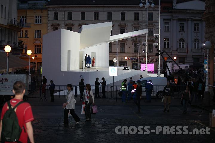 2011.06.03_20.33.55.jpg - Hier am Jelacic-Platz wird der Papst am Samstagabend mit Jugendlichen verbringen. Blick auf die Papstbühne von der Domstrasse aus.