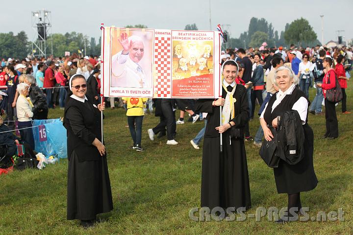 2011.06.05_08.09.51.jpg - Die Schwestern bedanken sich beim Papst, dass er das Seligsprechungsverfahren für fünf "Märtyrerinnen von Drina", die im 1941 von Tschetniks umgebracht wurden, eingeleitet hat. Sie werden am 24.09.2011 in Sarajewo selig gesprochen.
