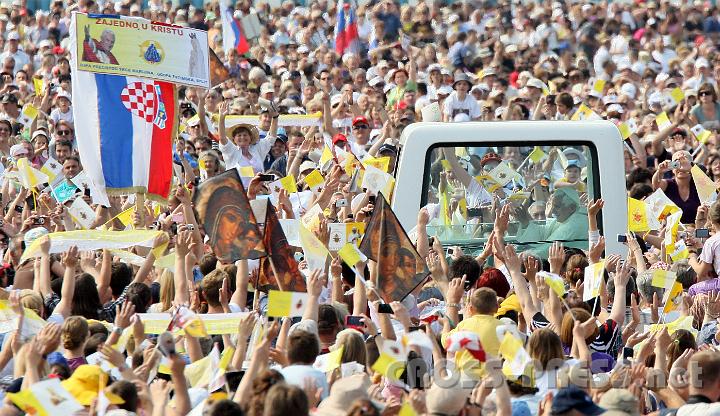 2011.06.05_09.49.36.jpg - Papst im Meer der winkenden Hände sowie kroatischen und vatikanischen Fahnen.