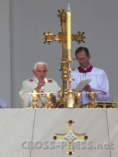2011.06.05_11.51.59.jpg - Papst Benedikt XVI beim Agnus Dei während der hl.Messe auf dem Zagreber Hippodrom.