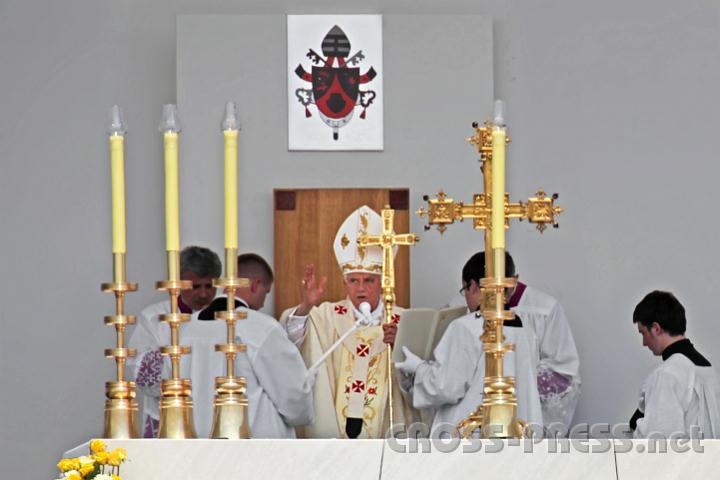 2011.06.05_12.36.56_c.jpg - Der Papst segnet die Anwesenden am Ende der mehr als zweiundhalbstundigen hl. Messe.
