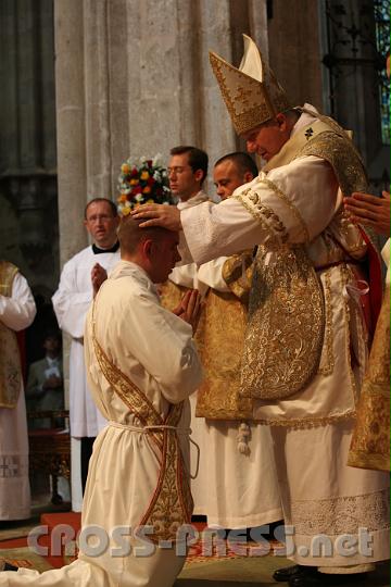2011.06.19_17.05.10.jpg - Bei der Priesterweihe werden vom Bischof, bzw. wie hier vom Kardinal, die Hände aufgelegt.