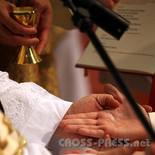 2011.06.19_17.29.06_s.jpg - Die eigentliche Priesterweihe erfolgt durch die Salbung der Hände.