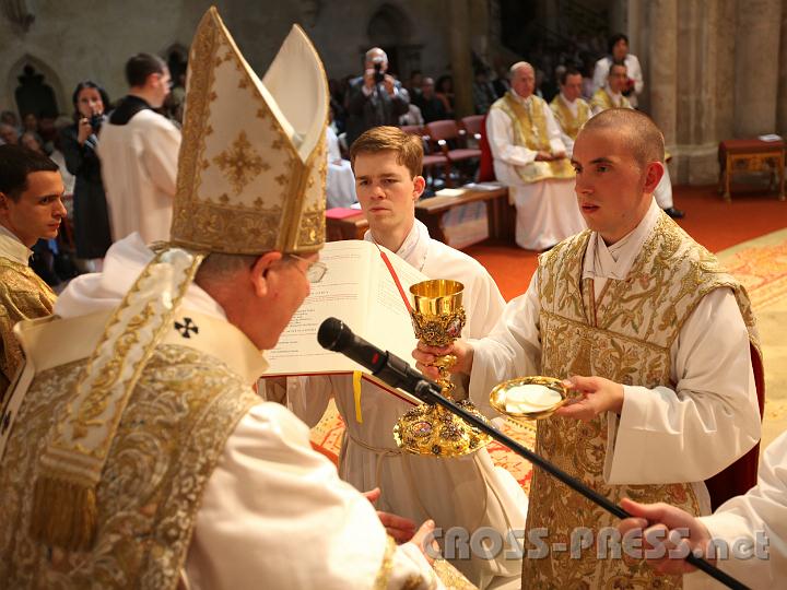 2011.06.19_17.31.53.jpg - Kardinal Schönborn überreichte den Neupriestern symbolisch Kelch und Patena.