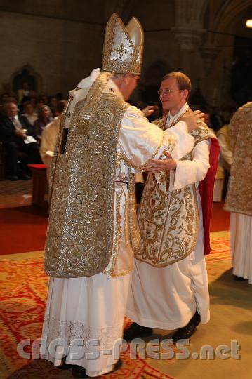 2011.06.19_17.33.36.jpg - Kardinal Schöborn gratuliert P.Damian Lienhard an seiner Weihe.