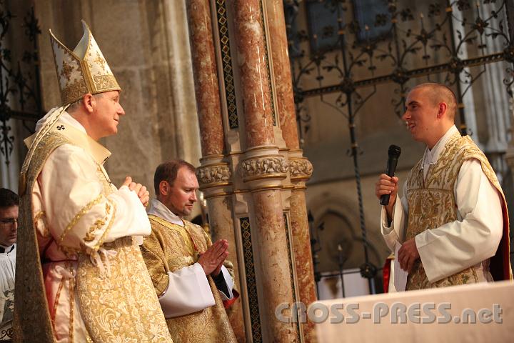 2011.06.19_18.23.43.jpg - P.Edmund Waldstein bedankt sich im Namen der Neupriester bei Kardinal Schönborn für die Weihe.