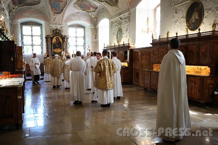 2011.08.15_14.58.36.jpg - Zum letzten mal instruiert P.Karl die Zellebranten über den Ablauf der Liturgie, seine Aufgabe übernimmt P.Coelestin.