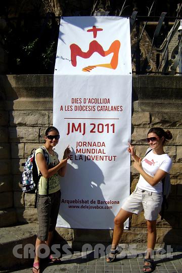 2011.08.10_03.32.40.jpg - Unsere Kalasantiner-Gruppe bot ein WJT-Vorprogramm.  So landeten wir zuerst in Barcelona, wo Plakate vom WJT an jeder Ecke standen.
