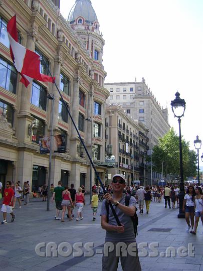 2011.08.12_09.49.01.jpg - Br. Stefan von den Kalasantinern schwingt auf den Straßen Barcelonas die österreichische Fahne.