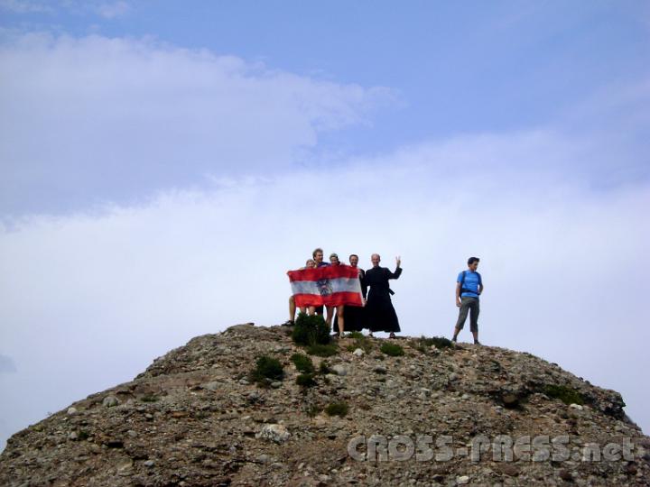 2011.08.13_09.43.24.jpg - Nach der "Eroberung" des Berges Montserrat hissten wir die österr. Fahne.  ;)