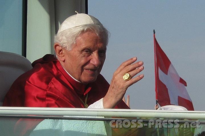 2011.08.21_09.21.59.jpg - Gut gelaunt und freundlich lächend begrüßt der Papst uns Jugendliche vor der Abschlussmesse am Sonntag auf dem Flugfeld Cuatro Vientos.