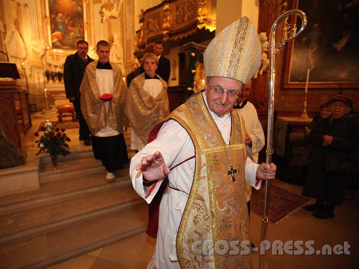 2011.11.13_18.39.34.jpg - Gut gelaunt und freundlich wie immer, segnet Kardinal Meisner die Pilger beim Auszug.