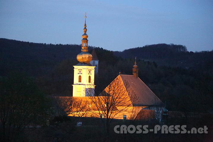 2012.04.04_20.00.51.jpg - Mitten im dunklen Wienerwald leuchtet Stift Heiligenkreuz.