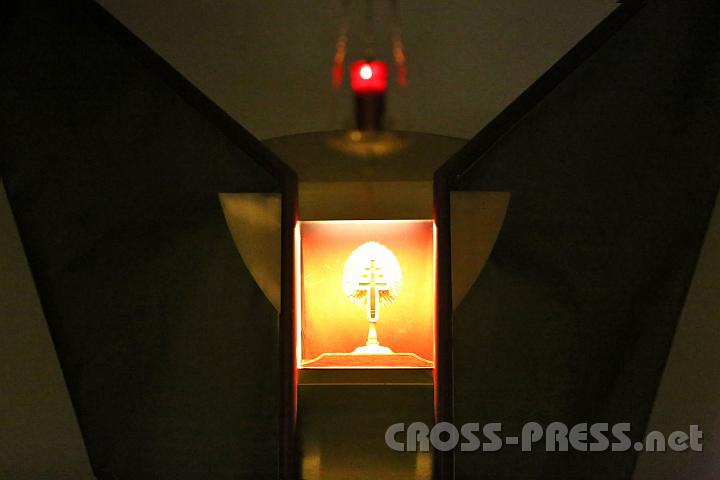 2012.04.04_21.26.40.jpg - Moderne Gestaltung des Altarraumes in der Kreuzkirche. Über dem Tabernakel wird die Kreuzreliquie aufbewahrt.