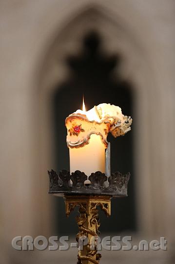 2012.04.05_08.46.19.jpg - Die einzige Kerze, die am Gründonnerstag in der Stiftskirche noch brennt, ist das Kerzlein vor dem Marienaltar.