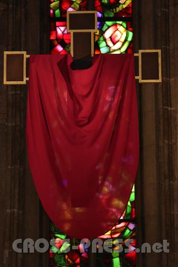 2012.04.05_12.22.01.jpg - Das verhüllte Kreuz in der Bernardi-Kapelle.