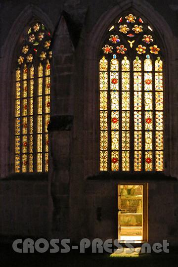 2012.04.07_00.12.49.jpg - Glasmalerei-Fenster am Brunnenhaus im Kreuzgang.