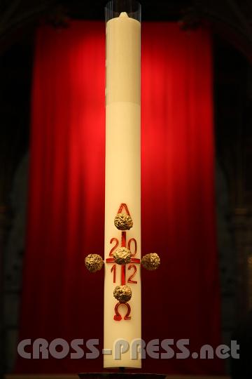 2012.04.07_10.22.40.jpg - Die neue Osterkerze wird am Osterfeuer im Stiftshof angezündet und in der Stiftskirche geweiht.