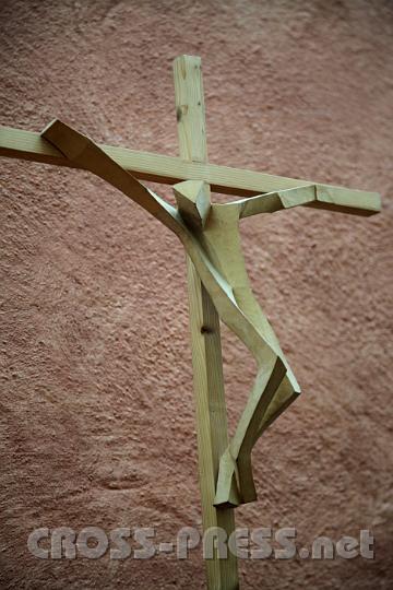 2012.04.07_16.52.18.jpg - Modernes Tragekreuz in der Seminarkapelle.