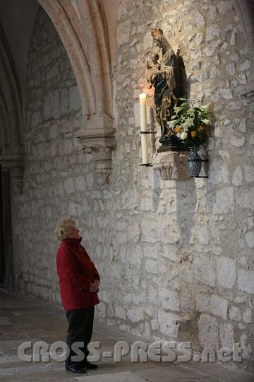 2012.04.08_11.10.19.jpg - Andacht im Kreuzgang vor der Madonna-Statue, die zu Ostern frische Blumen und eine neue Kerze bekommen hat.