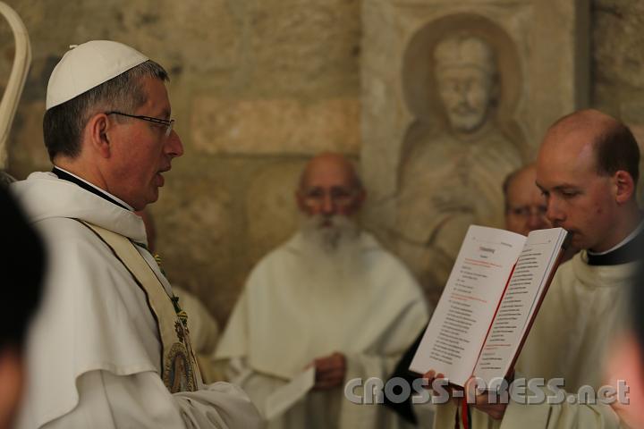 2012.04.05_10.49.30.jpg - Abt Maximilian Heim eröffnet die Fußwaschungszeremonie mit einem Gebet.