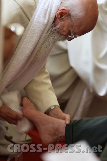 2012.04.05_10.59.16.jpg - Pater Raynald Heffenmeyer wäscht einem "Apostel" die Füße nach Jesu Vorbild.