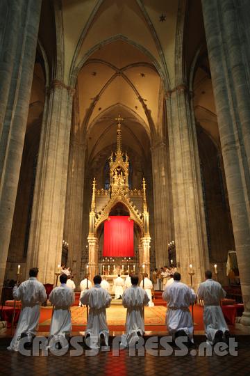 2012.04.05_19.11.37.jpg - Beginn der Eucharistiefeier.