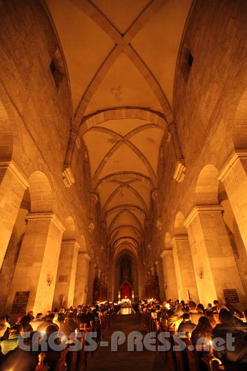 2012.04.07_21.36.04.jpg - Der riesige Kirchenraum der romanisch-gotischen Stiftskirche wird von den Osterkerzlein der Gläubigen warm und feierlich erleuchtet.