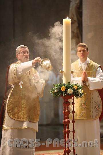 2012.04.08_09.05.18_01.jpg - Die Liturgie des Ostersonntags beginnt mit der Beweihräucherung der Osterkerze.
