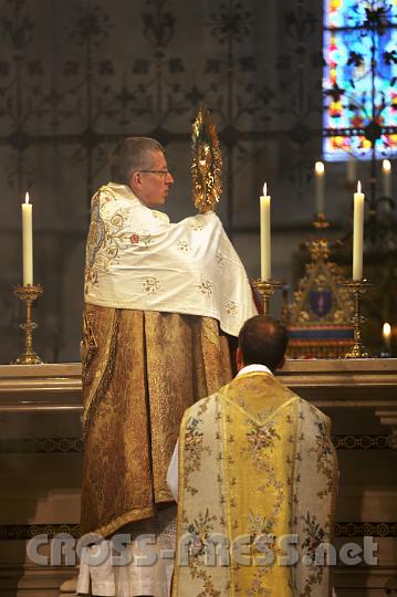 2012.04.08_10.36.37.jpg - Abt Maximilian Heim gibt allen den eucharistischen Segen.