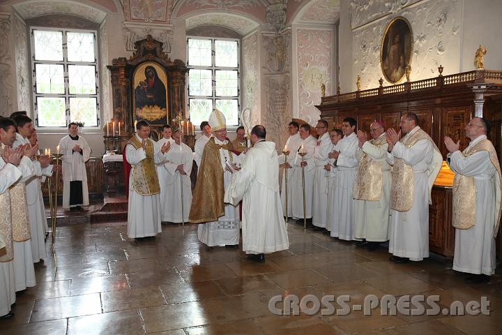 2012.04.08_10.47.14.jpg - Prior P.Simeon bedankt sich beim Abt und gibt einen Rückblick auf das erste Jahr seines Amtes.