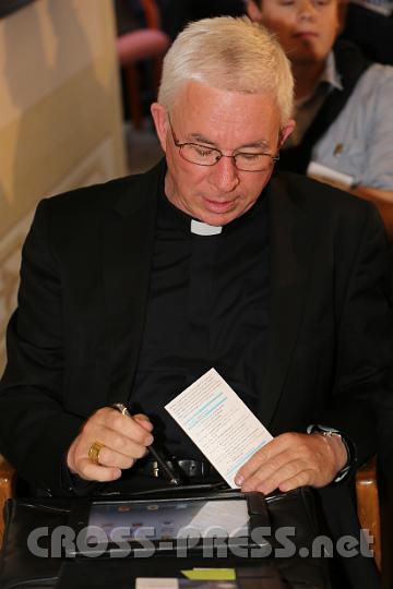 2012.04.27_14.11.29.jpg - Auch Weihbischof Lackner lässt sich seine Infos schon auf einem eleganten Tablet servieren.   ;)