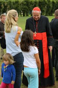 JungFamilienTreffen 2012 Bei seinem Eintreffen begrüßte Kardinal Christoph Schönborn zuerst die Kinder vor dem Zelt.