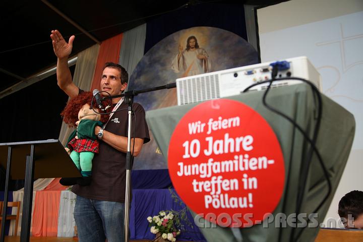 2012.07.17_16.19.56.jpg - Robert Schmalzbauer, der Grnder und Organisator des Treffens, begrt die Teilnehmer - zusammen mit seiner Handpuppe "Emma".