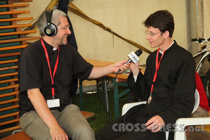 2012.07.18_13.51.45.jpg - Andreas Schätzle interviewt P.Florian Birle für Radio Maria.