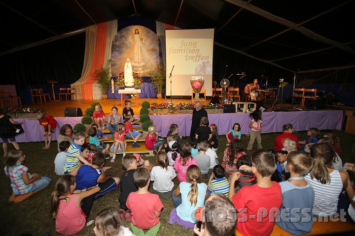 2012.07.18_19.14.38.jpg - P.Josef Kranzl und Maria Kotsis (Gitarre und Gesang) beim Abendgebet mit den Kindern.