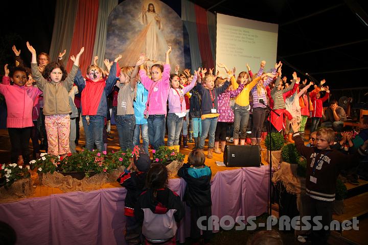 2012.07.21_19.51.05.jpg - Die Kinder singen das "Gegrüßet seist Du Maria" mit Bewegungen.