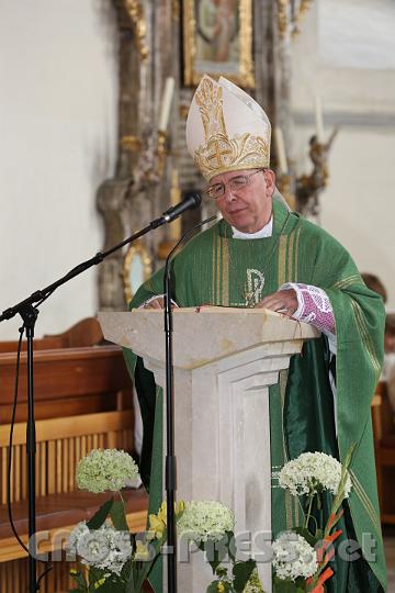 2012.07.22_12.05.17.jpg - Familienbischof DDr. Klaus Küng stärkte bei seiner Predigt die Familien.