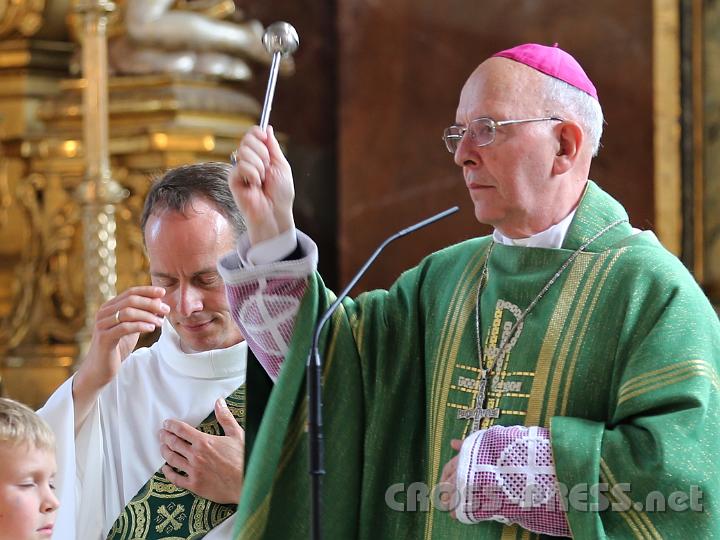 2012.07.22_12.49.59.jpg - Familienbischof DDr. Klaus Küng erteilt den Segen mit Weihwasser.